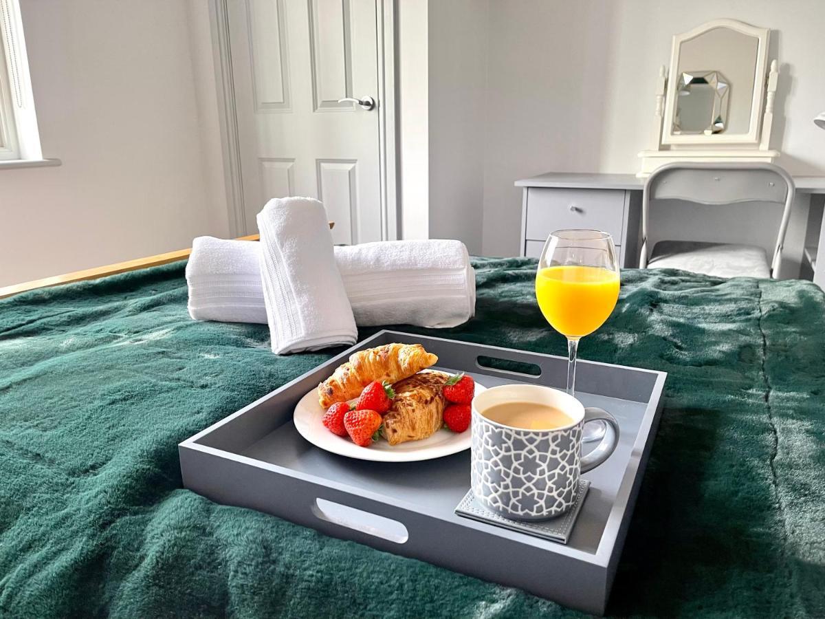 Stylish Cosy And Bright Apartment - Fantastic Location - Perfect For Business Or Solo Travellers Бишъпс Стортфорд Екстериор снимка