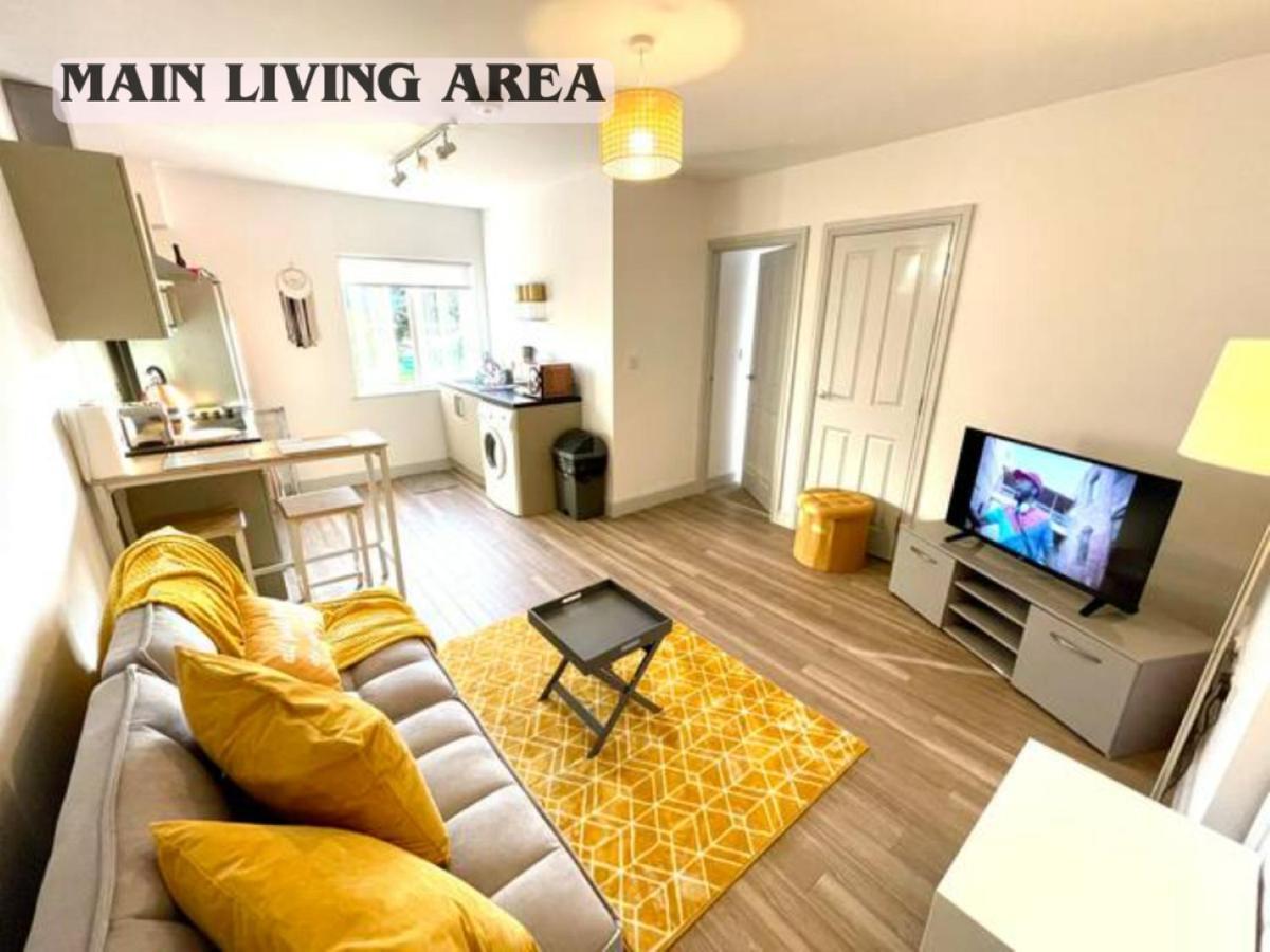 Stylish Cosy And Bright Apartment - Fantastic Location - Perfect For Business Or Solo Travellers Бишъпс Стортфорд Екстериор снимка