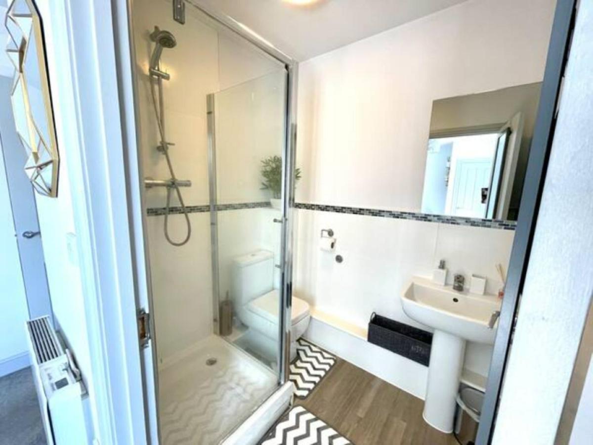 Stylish Cosy And Bright Apartment - Fantastic Location - Perfect For Business Or Solo Travellers Бишъпс Стортфорд Екстериор снимка