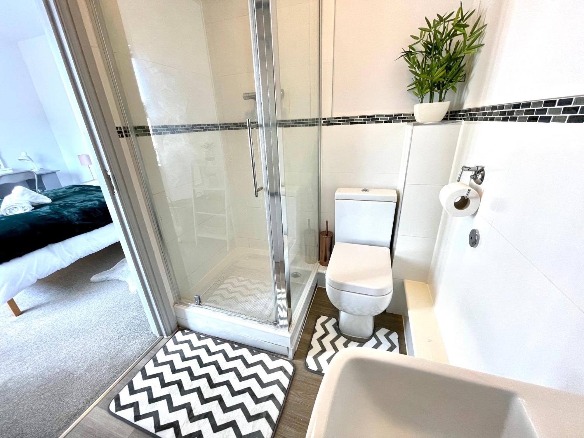 Stylish Cosy And Bright Apartment - Fantastic Location - Perfect For Business Or Solo Travellers Бишъпс Стортфорд Екстериор снимка